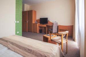 A television and/or entertainment centre at Granada Conference, Wellness and Sport Hotel