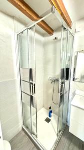 y baño con ducha y puerta de cristal. en Loft estilo cine en el centro histórico - Casco Antiguo, en Alicante