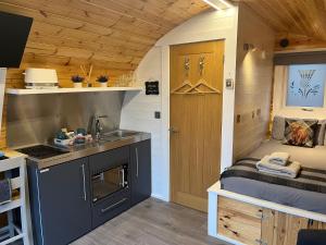 una pequeña cocina con fregadero en una casa pequeña en Bonnie Brae Pod en Fort William