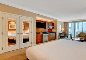 um grande quarto de hotel com uma cama e uma cozinha em Luxury Studio With Balcony At Las Vegas em Las Vegas