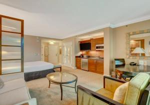 um quarto de hotel com uma cama e uma sala de estar em Luxury Studio With Balcony At Las Vegas em Las Vegas