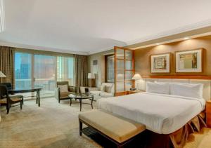 een slaapkamer met een groot bed en een woonkamer bij Luxury Studio With Balcony At Las Vegas in Las Vegas