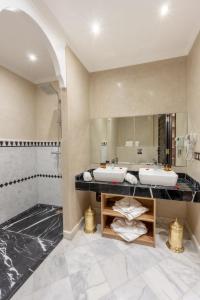 y baño con 2 lavabos y ducha. en Riad Atlas Palace Marrakech, en Marrakech