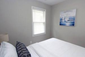 Habitación blanca con cama y ventana en Close to Beach, W&D, Pet friendly, Dunes, Casino, en Michigan City