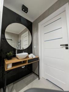 Bathroom sa White Suite, 50 meters to beach, 10th floor, beautiful view, Baltic Best