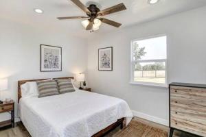 1 dormitorio con 1 cama y ventilador de techo en New Listing Country Property Pet Friendly W&D, en Loomis