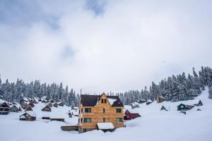 una casa vieja en un pueblo cubierto de nieve en Bakhmaro Continent en Chʼkhakoura