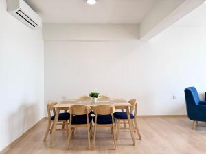 comedor con mesa y sillas en Seaview 2 bedroom apartment Mutiara Beach Resort by ISRA, en Tangga Batu