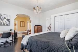 Un dormitorio con una cama grande y una lámpara de araña. en Beautiful downstairs 1bed 1bth charmer- Pet Friendly, en Michigan City