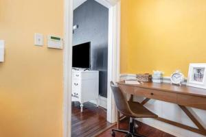 Μια τηλεόραση ή/και κέντρο ψυχαγωγίας στο Downtown 5Bed Walking Distance to Beach Sleeps 16