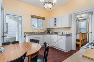 Η κουζίνα ή μικρή κουζίνα στο Downtown 5Bed Walking Distance to Beach Sleeps 16