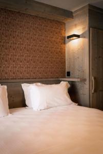 Postel nebo postele na pokoji v ubytování Hôtel L'Aigle du Montana by Les Etincelles