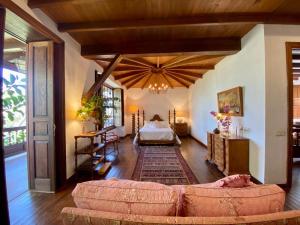 un salon avec un canapé et un lit dans l'établissement La Rayuela Suites, à Frontera 115 autres photos