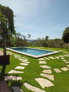 una piscina en medio de un patio en Roça Cult - Casa Baru, en Brasilia