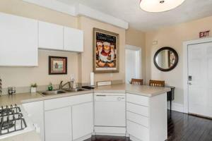 Kuchyň nebo kuchyňský kout v ubytování Studio w King Bed Walking distance to Beach & Shops + 21 fotografií