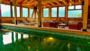 The swimming pool at or close to Mecavnik Resort