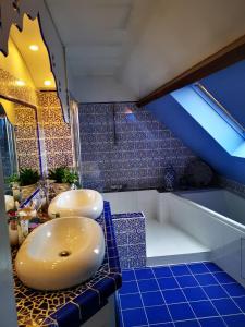 a bathroom with two sinks and a tub at Villa Esperanza les2Pat -Disney -JO nautiques vaires in Lagny