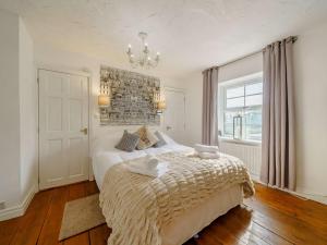 1 dormitorio con cama y pared de ladrillo en 2 bed in Clitheroe 89536, en Chipping