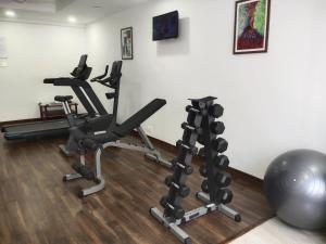 Fitness centrum a/nebo fitness zařízení v ubytování Issacs Residency