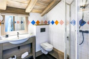 Koupelna v ubytování Hôtel L'Aigle du Montana by Les Etincelles + 31 fotografií