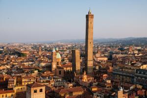Blick auf eine Stadt mit einem hohen Turm in der Unterkunft Bologna Travel Suite in Bologna