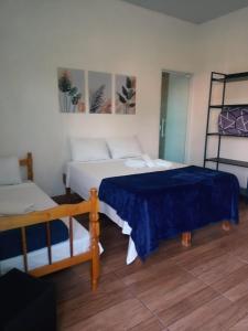 a bedroom with two beds and a ladder at Pousada Recanto da Preguiça in Jarinu