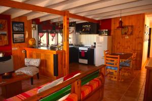 cocina con sofá y cocina con mesa en Nido de Luna, en El Calafate