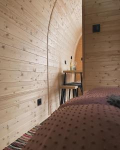 เตียงในห้องที่ Gościn nad Drawą Glamping