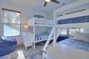 マートルビーチにあるInlet Escapeのベッドルーム1室(二段ベッド2組、ベッド1台付)