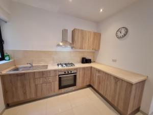Kuchyň nebo kuchyňský kout v ubytování Tarxien - Lovely 3 bedroom unit