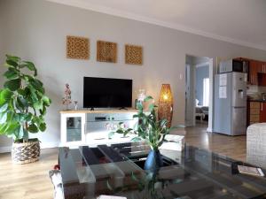 TV a/nebo společenská místnost v ubytování 2-bedroom Sea View Apartments