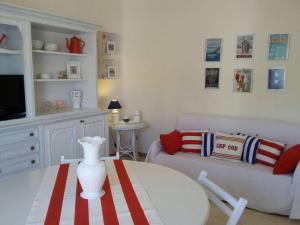 a living room with a table and a couch at Le case dei Venti in Tanaunella
