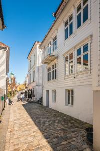 ベルゲンにあるBryggen Hideaway I Lux Feeling & Private Patioの白い建物前の石畳の通り