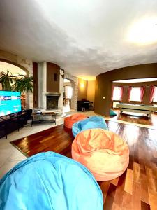uma sala de estar com três sacos de feijão e uma televisão em Good Spot Zieleniec Twin Eco 03 em Duszniki Zdrój