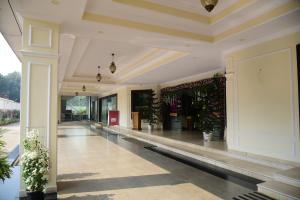 eine Lobby eines Gebäudes mit Pflanzen an den Wänden in der Unterkunft Hotel Bishnu Palace in Jhārsuguda