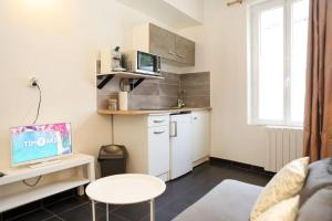 een klein appartement met een tafel en een keuken bij Duplex hyper centre : Le Cosy in Niort +10 foto's