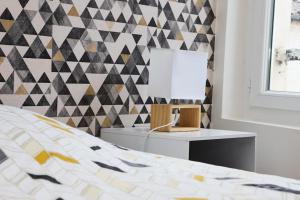 een slaapkamer met een bed en een bureau met een lamp bij Duplex hyper centre : Le Cosy in Niort