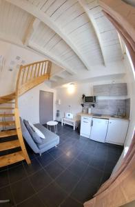 een keuken en een woonkamer met een wenteltrap bij Duplex hyper centre : Le Cosy in Niort