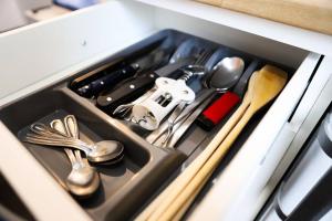 een lade gevuld met keukengerei in een kast bij Duplex hyper centre : Le Cosy in Niort