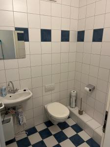 バンベルクにある4rooms - Bamberger Gemütlichkeitのバスルーム(トイレ、洗面台付)