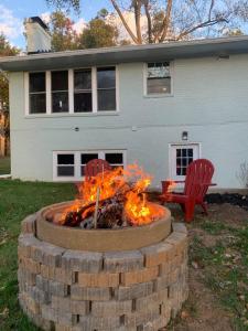 una hoguera frente a una casa en Silver Spring Serene 2BR 2BA, Nature And Access en Silver Spring