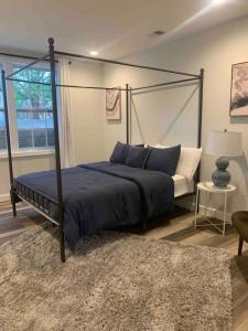 - une chambre avec un lit à baldaquin et un canapé dans l'établissement Tranquil Trio 6 BR, 4 BA, 3 Units, Deer Haven, à Silver Spring