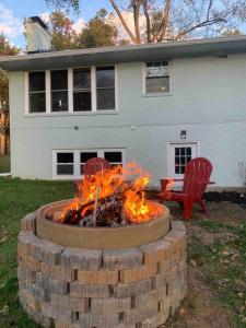 una hoguera frente a una casa en Silver Spring Serene 2BR2BA, Nature And Access, en Silver Spring