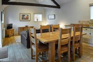 Il comprend une cuisine et une salle à manger avec une table et des chaises en bois. dans l'établissement Host & Stay - Derwent, à Consett