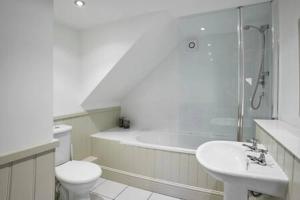 コンセットにあるHost & Stay - Derwentのバスルーム(トイレ、洗面台、シャワー付)