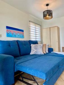 un grande divano blu in soggiorno di Brisa del mar a Benidorm