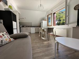 sala de estar con sofá y mesa en Appartement Bordères-Louron 3 à 5 personnes 3 étoiles, proche Loudenvielle, en Bordères-Louron