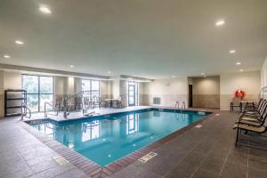 Una gran piscina con sillas en un edificio. en Comfort Suites Meridian and I-40, en Oklahoma City
