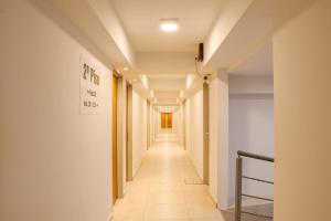 a long hallway with white walls and a long hallway at Hotel El Condado in Villa Carlos Paz