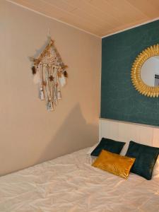 um quarto com uma cama com um espelho e um espelho em La Cabane de Thau Location Cure ou Vacances à Balaruc les Bains em Balaruc-les-Bains